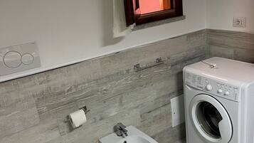 Douche, séchoir à cheveux, serviettes fournies