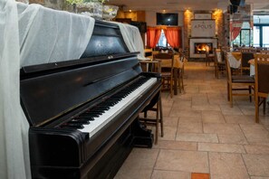 Dining - Apolis Hotel Poolside Getaway, Cozy Double Escape (Mouzaki)