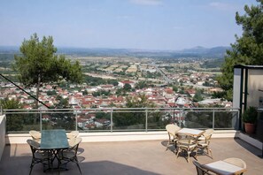 Outdoor dining - Apolis Hotel Poolside Getaway, Cozy Double Escape (Mouzaki)