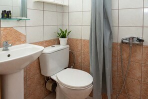 Shower, hair dryer, towels - Apolis Poolside Getaway - Cozy Triple Escape (Mouzaki)