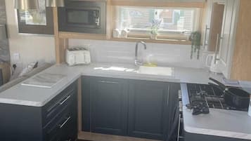 Mesin pencuci piring dan peralatan masak/sendok-piring