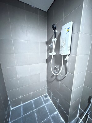 Shower, hair dryer, bidet, towels - MERCU SUMMER SUITES MINUTES TO KLCC BY JK PRIVY HOMES (Kuala Lumpur)