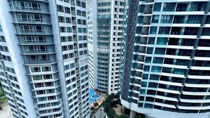 A high-rise building with multiple balconies and a central atrium. - MERCU SUMMER SUITES MINUTES TO KLCC BY JK PRIVY HOMES (Kuala Lumpur)