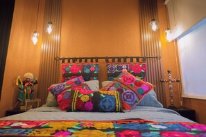 Kamar Double atau Twin Deluks, asrama campuran, AC, pemandangan halaman | Brankas, tirai kedap cahaya, setrika/meja setrika, dan Wi-Fi gratis