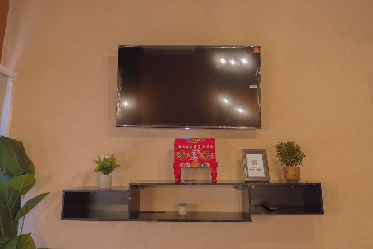Deluxe Double or Twin Room, Mixed Dorm, Air conditioning, Courtyard View | In-room safe, blackout drapes, iron/ironing board, WiFi (free)