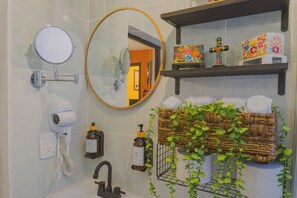 Kamar Double atau Twin Deluks, asrama campuran, AC, pemandangan halaman | Kamar mandi | Pengering rambut, handuk, sabun, dan sampo