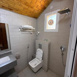 Shower, towels, soap, shampoo - Jabal Hatt Rest-house (Al Hamra)