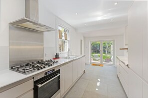 Fridge, microwave, oven, stovetop - Stunning 2Bed Central Home (Cambridge)