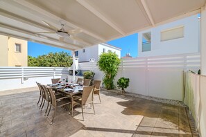 Outdoor dining - Ayia Triada Beach Gardens (Protaras)