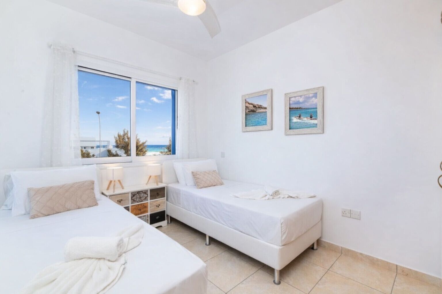 2 chambres, coffres-forts dans les chambres, fer et planche à repasser