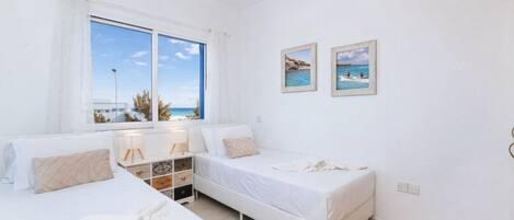 2 chambres, coffres-forts dans les chambres, fer et planche Ă repasser