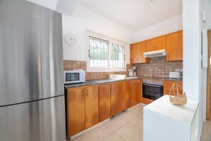 Fridge, microwave, oven, coffee/tea maker - Blue Horizon Villa Cape Greco (Protaras)