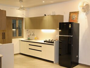 Private kitchen - Leela Villa Varanasi, 2BHK private villa with pool, lawn, bonfire and caretaker (VARANASI, UP)