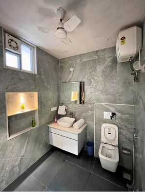 Douche, sèche-cheveux, serviettes fournies, savon