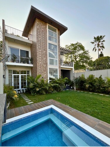 Leela Villa Varanasi, 2BHK private villa with pool, lawn, bonfire and caretaker