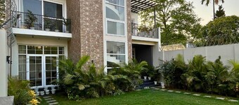 Leela Villa Varanasi, 2BHK private villa with pool, lawn, bonfire and caretaker