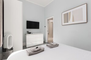 2 bedrooms, iron/ironing board, WiFi, bed sheets - 2BR Apt, Earl's Court, 2 min West Brompton (London)