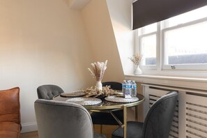 Dining - Zew! Top Floor 1BR w/Balc, Earl’s Court, 2min Tube (Greater London)