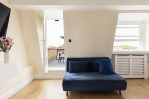 TV - Zew! Top Floor 1BR w/Balc, Earl’s Court, 2min Tube (Greater London)