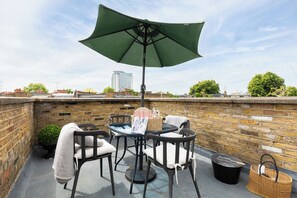 Outdoor dining - Zew! Top Floor 1BR w/Balc, Earl’s Court, 2min Tube (Greater London)