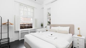 Tabla de planchar con plancha, wifi y ropa de cama