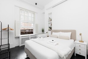Iron/ironing board, WiFi, bed sheets - Lovely 2BR flat in Kensington, 2 minutes tube (London)