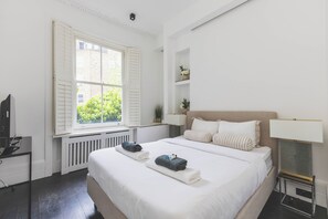 Tabla de planchar con plancha, wifi y ropa de cama 