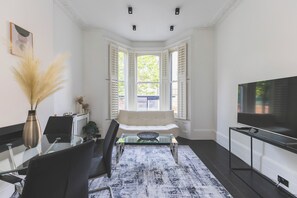 TV - Lovely 2BR flat in Kensington, 2 minutes tube (London)