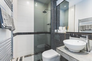 Bathroom - Lovely 2BR flat in Kensington, 2 minutes tube (London)