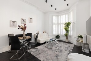 TV - Lovely 2BR flat in Kensington, 2 minutes tube (London)