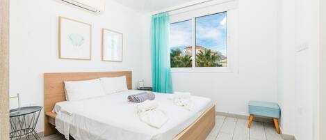 3 dormitorios, tabla de planchar con plancha, ropa de cama