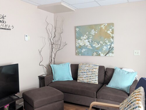 Downtown HideAway-  2bed 1st Floor, W/D near UPMC