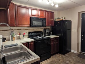 Een koelkast, een microgolfoven, een oven, een kookplaat