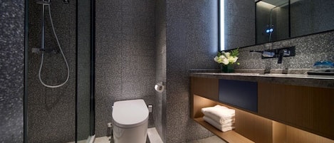 SUPERIOR QUEEN ROOM | Bathroom | Shower, free toiletries, hair dryer, slippers