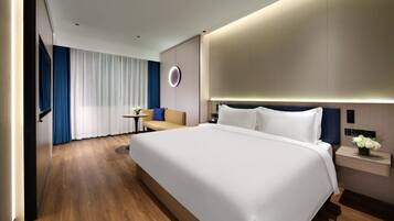 DELUXE QUEEN ROOM | Blackout drapes, soundproofing, iron/ironing board, free WiFi