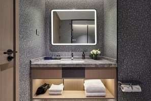 標準雙床房, 城市景 | 浴室 | 淋浴設備、風筒、拖鞋、提供毛巾