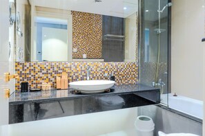 Deluxe Apartment, Balcony, City View | Bathroom - Upper Crest Residences - Downtown Dubai (Dubai)