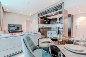 华丽公寓, 阳台, 城市景观 | 客房内用餐