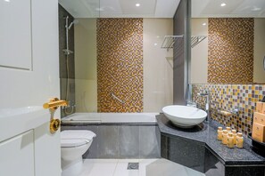 Deluxe appartement, balkon, uitzicht op stad | Badkamer | Een haardroger, handdoeken