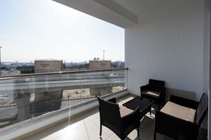 Balcony - Manzil - Spacious 2BR near Marina Beach (Dubai)