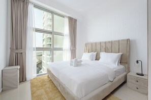 Luxury Apartment, City View - Manzil - Spacious 2BR near Marina Beach (Dubai)