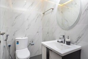 Bathroom - Manzil - Spacious 2BR near Marina Beach (Dubai)