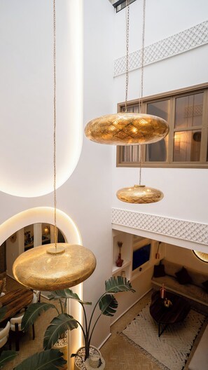 المنشأة من الداخل