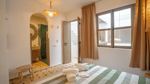 3 عدّة غرف نوم وخدمة الإنترنت وملاءات أسرّة