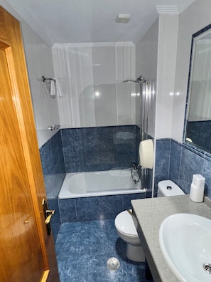 Standard Single Room | Bathroom | Hair dryer, towels, soap, shampoo - HOTEL LOS PALACIOS (Formentera de Segura)