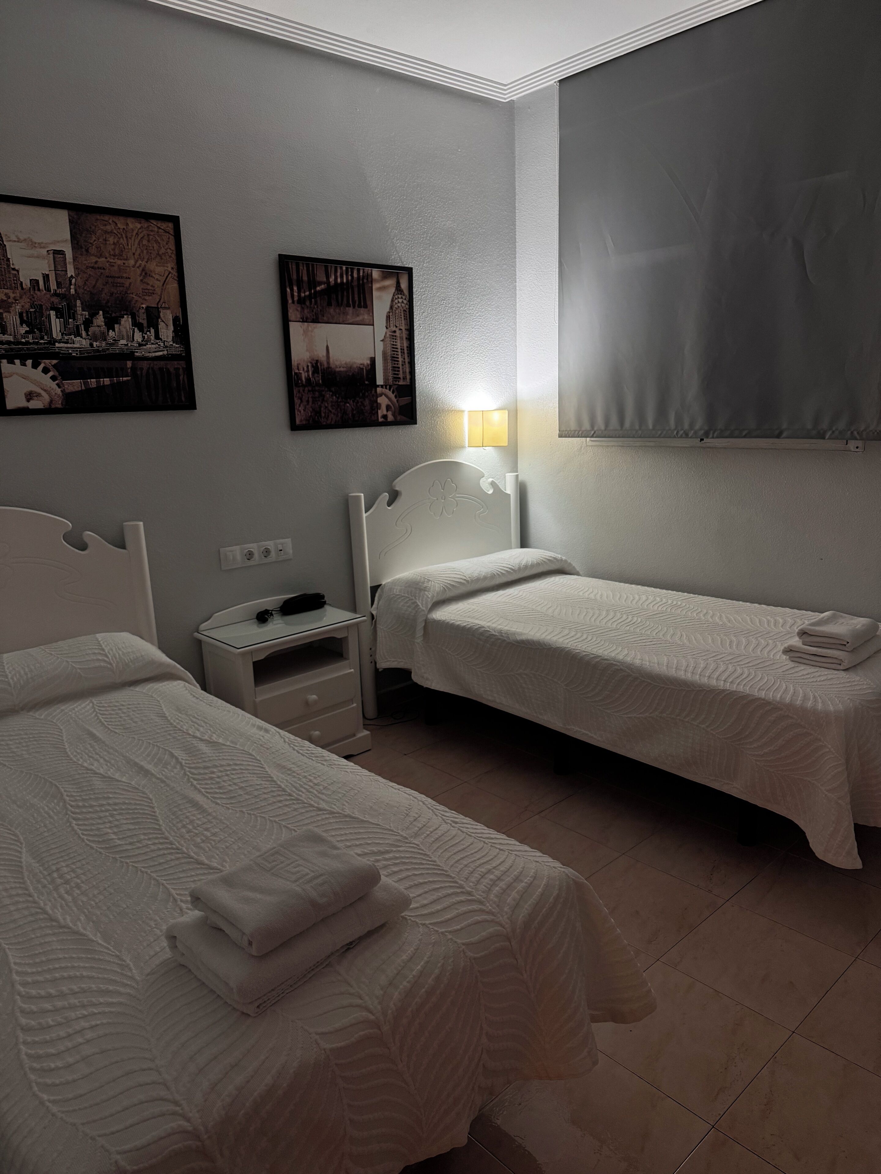 Standaard driepersoonskamer, niet-roken | Een bureau, een laptopwerkplek, gratis wifi