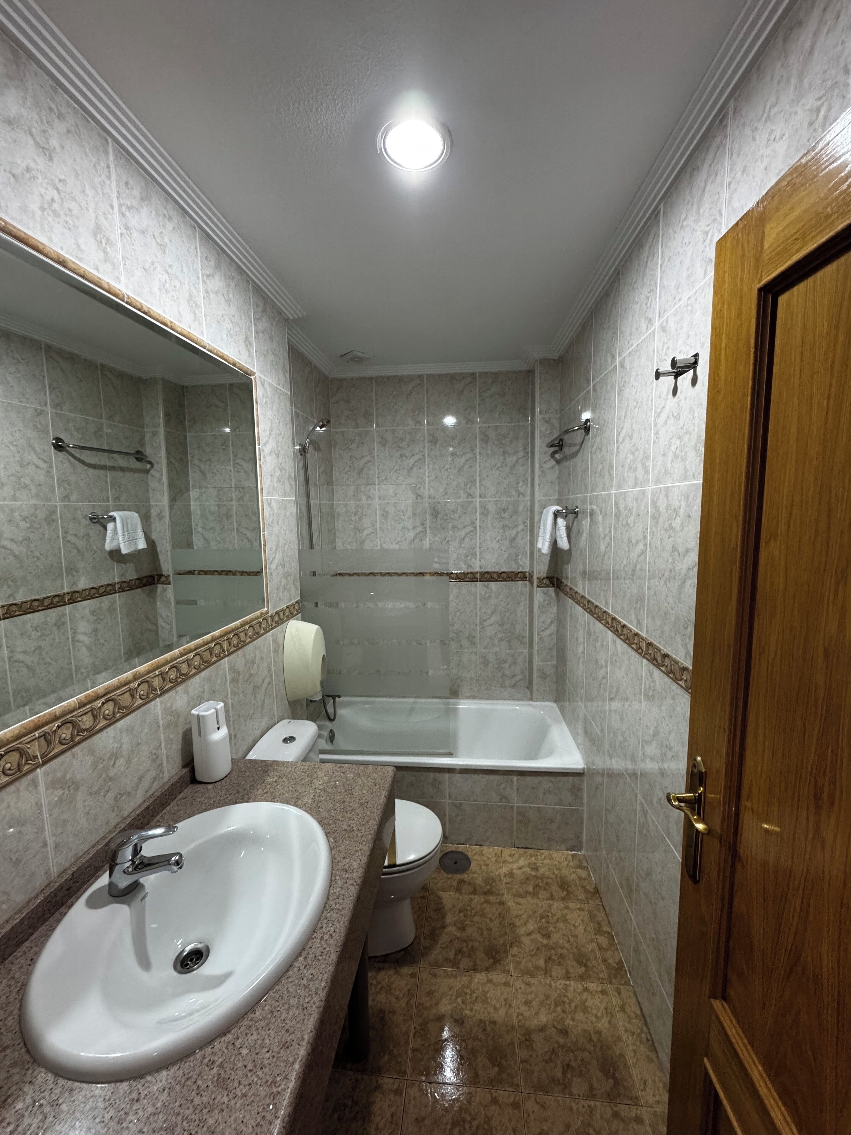 Standaard kamer | Badkamer | Een haardroger, handdoeken, zeep, shampoo