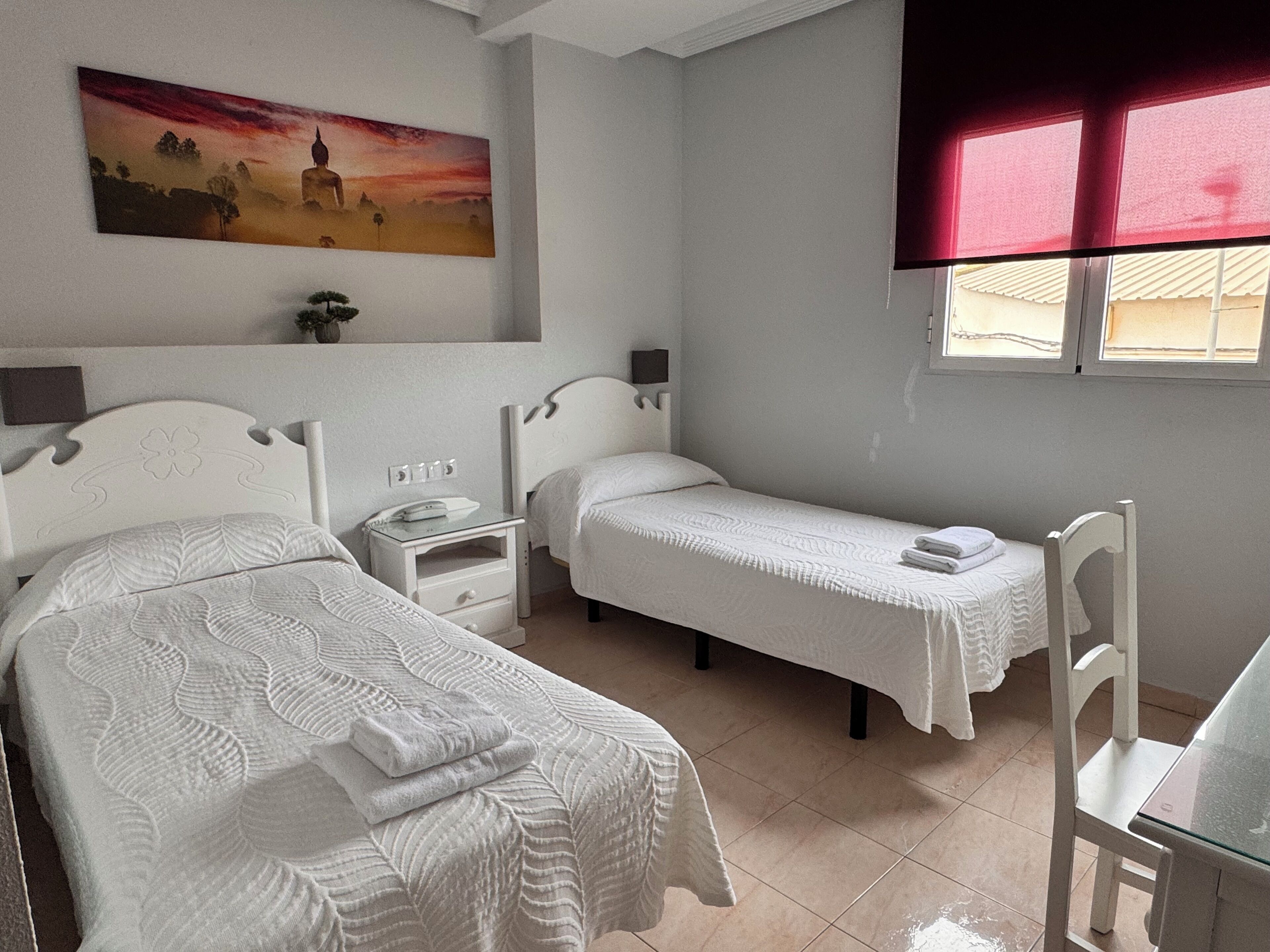 Standaard Twin kamer | Een bureau, een laptopwerkplek, gratis wifi