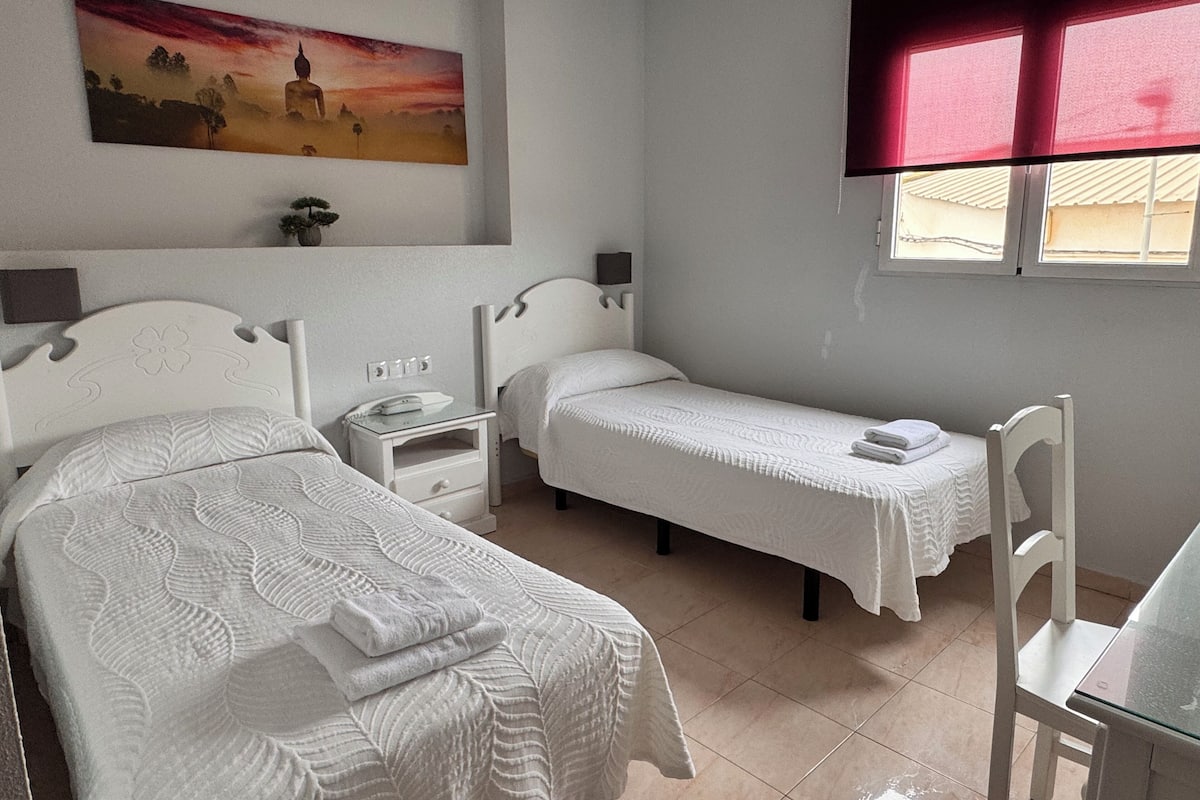 Phòng 2 giường đơn Tiêu chuẩn | Bàn, khu vực làm việc phù hợp cho laptop