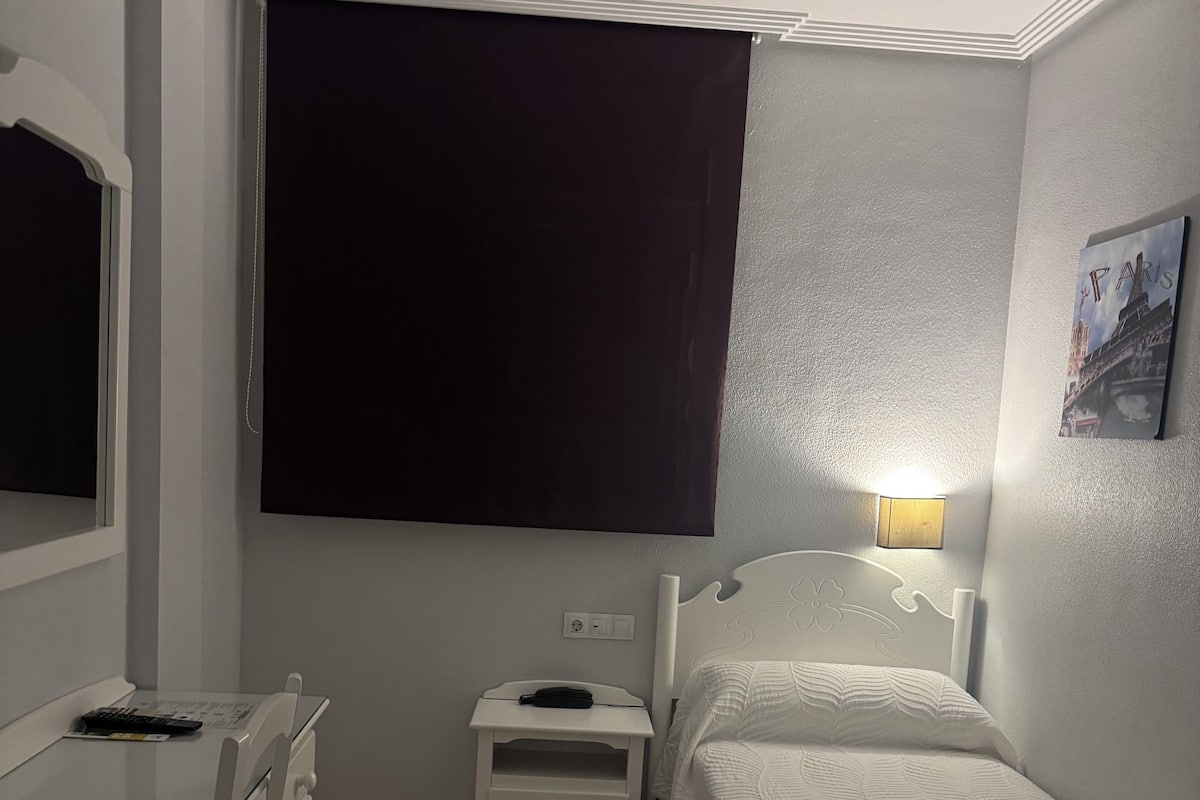 Phòng đơn Tiêu chuẩn | Bàn, khu vực làm việc phù hợp cho laptop